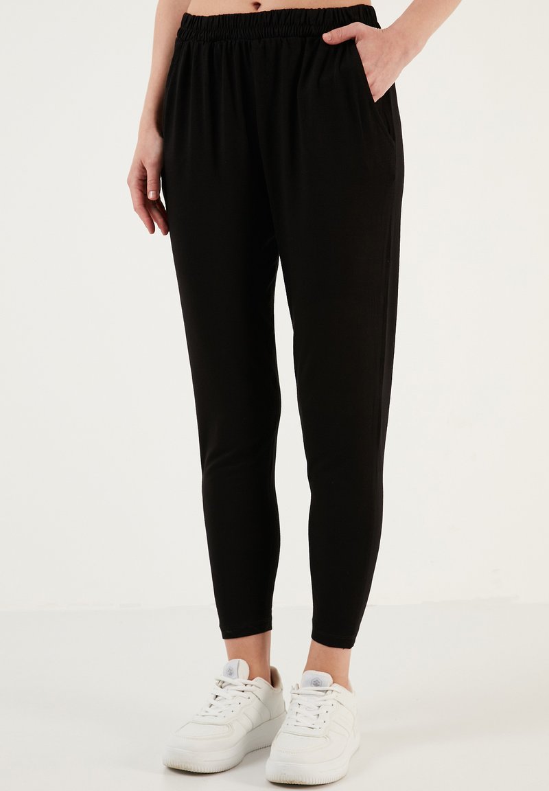 LELA REGULAR FIT - Trainingsbroek - black