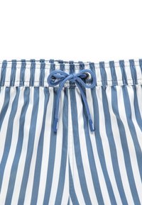 Costum de baie cu dungi în nuanțe de albastru și alb. Dispune de un brâu elastic cu șnur. Textură netedă, cu un model de dungi verticale.