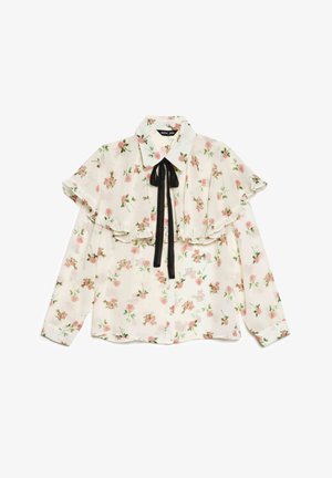Blusa floral en crema con rosas rosas, que presenta un gran cuello con volantes y una cinta negra atada al cuello. Mangas largas con puños de botón.