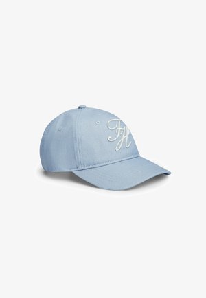 Gorra de béisbol azul claro con visera curva y las iniciales "TH" bordadas en blanco en el panel frontal, mostrada sobre un fondo blanco.