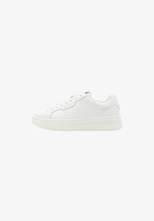 Sneaker bianca in pelle con punta rotonda, design con lacci e una suola bianca spessa. Caratterizzata da un logo impresso di lato e dettagli di cucitura snodati.