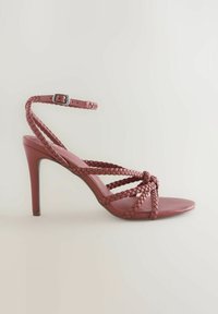 Rosa High Heel Sandale mit geflochtenen Lederriemen, offener Zehenpartie, verstellbarem Knöchelriemen und einem schlanken Stiletto-Absatz.