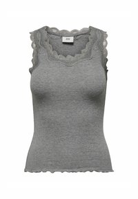 Grå tanktop lavet af ribbet stof, med bølgede blondekanter ved halsudskæringen og ærmehullerne, samt en bølgende nederkant.