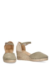 Alpargatas de cuña de ante verde con un respaldo texturizado en beige y tiras al tobillo, que cuentan con un tacón envuelto en yute y un diseño de puntera redondeada.