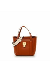 Sac à main en cuir marron, de forme structurée, avec des empiècements dorés, des poignées supérieures et une bandoulière réglable ornée d'une bande crème avec des accents noirs.