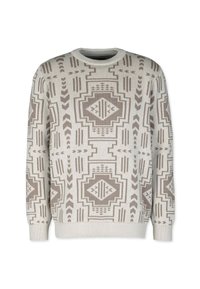 Cremfarbener und taupefarbener Strickpullover mit geometrischen Tribal-Mustern, mit gerippten Bündchen, einem Rundhalsausschnitt und einem gerippten Saum, flach auf einem weißen Hintergrund gezeigt.