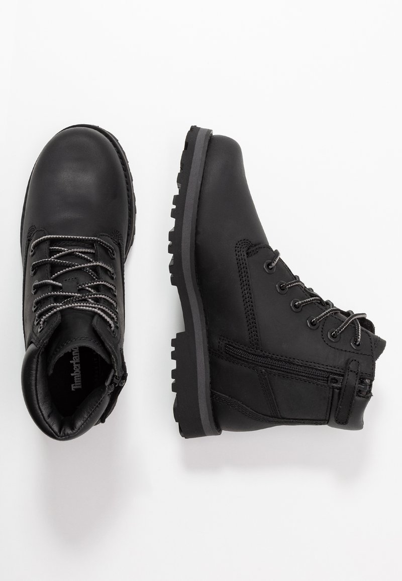 Botas de cuero negro con cuello acolchado, parte delantera con cordones y detalle de cremallera en el lateral. Suela de goma resistente con agarre texturizado, diseñada para la durabilidad.
