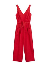 Combinaison rouge sans manches avec col en V, jambes larges, poches latérales, et ceinture en tissu nouée à la taille.