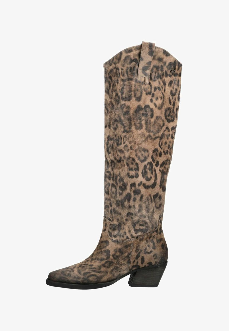 Bota de ante suave con estampado de leopardo, de caña alta, con punta afilada y tacón cuadrado, que incluye una tira en la parte trasera para facilitar su uso.