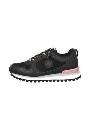 Zapatilla deportiva negra con detalles en rosa, suela de goma, parte frontal con cordones y un emblema redondo en el lateral, vista desde el lado exterior.