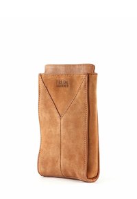 Pochette en daim couleur sable avec un design structuré, présentant une couture en forme de V distincte, un logo embossé et une bordure en cuir lisse.