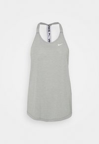 Camiseta deportiva sin mangas de color gris claro con escote redondo, diseño de espalda nadadora y logo de Nike en negro en el frente. Textura suave y lisa.