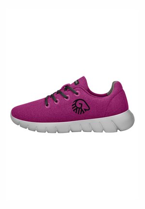 Paarse vilt sneaker met zwarte veters, grijze accenten aan de kraag en een witte rubberen zool met een geribbelde design en logo-detail.