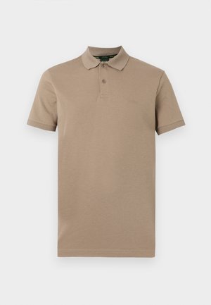 Tricou polo bej cu mâneci scurte, guler, pată cu două nasturi și logo subtil în relief pe pieptul stâng, pe fundal alb.