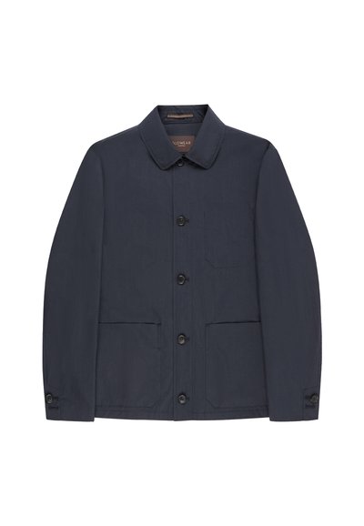 Veste pour homme bleu marine foncé avec col, fermeture à boutons sur le devant, une poche poitrine et deux poches basses à l'avant.
