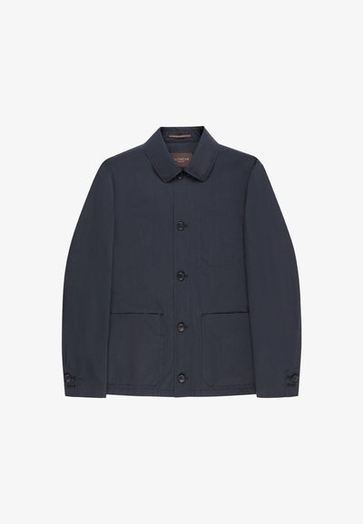 Veste pour homme bleu marine foncé avec col, fermeture à boutons sur le devant, une poche poitrine et deux poches basses à l'avant.
