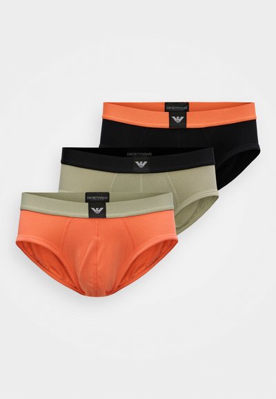 Kolm paari meeste aluspükse mustas, oliivrohelises ja oranžis värvitoonis, millel on elastsed vöökohad logoga. Valmistatud siledast, venivast kangast.