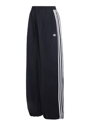 Zwarte Adidas trainingsbroek met witte drie strepen aan de zijkanten en een elastische tailleband en boorden.