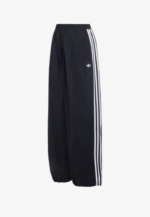 Zwarte Adidas trainingsbroek met witte drie strepen aan de zijkanten en een elastische tailleband en boorden.