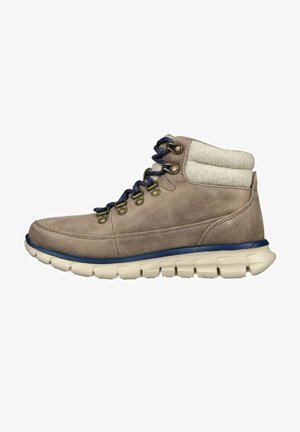 Hellbraune Lederwanderschuhe mit einem cremefarbenen gepolsterten Kragen, blauen Schnürsenkeln, goldenen Ösen und einer flexiblen weißen Sohle mit strukturierten Rillen.
