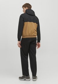 Jack & Jones JJERUSH HOOD - Tréningová bunda - black/white