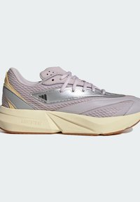 Lagana trkačka tenisica lavande s srebrnim detaljima, gornji dio od teksturirane mreže i debeli kremasti đon. Sadrži oznaku "LIGHTSTRIKE".