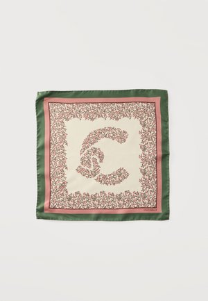 Foulard carré en soie avec bords verts et roses, motif floral formant un grand "C" au centre, et petits motifs floraux le long des bords.