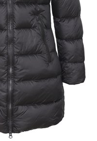 Giacca a vento imbottita nera con cuciture orizzontali, zip frontale e tasca laterale con zip sul lato sinistro.