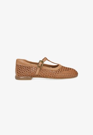 Chaussure plate en cuir tressé marron clair avec bride en T et boucle dorée, bout arrondi et petit talon en bois.