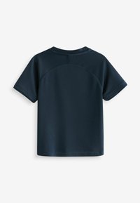 Mørkeblå kortærmet skjorte med struktureret stof, rund halsudskæring og kontrasterende sømløs skulderdesign. Bagudsigt.
