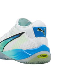 Witte sportschoen met meshpanelen, zwarte accenten, lichtblauw en teal verloopzool, voorzien van een blauwe tab met een Puma-logo.