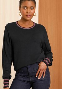 Love & Roses REGULAR FIT - FINE GAUGE CREW NECK - Pulóver - navy rainbow stripe