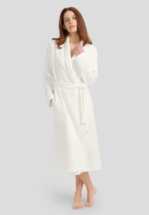 Bata de baño blanca con un tejido texturizado, mangas largas y un diseño envolvente, con un cinturón atado y bolsillos laterales.