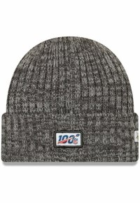 Bonnet en tricot gris avec une texture côtelée, présentant un revers replié. Comprend une étiquette logo blanche avec "100 NFL" en rouge et bleu.