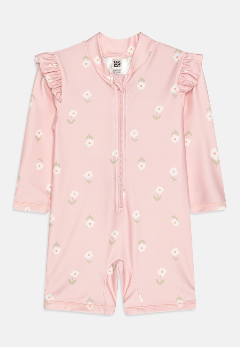 Maillot de bain une pièce rose avec manches longues, imprimé floral blanc et vert, accents de volants aux épaules et fermeture éclair sur le devant.