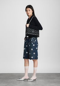 MARC JACOBS THE DUAL CHAIN SHOULDER - Geantă de mână - black