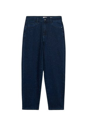 Jean en denim bleu foncé avec une coupe décontractée, présentant de petites clous décoratifs sur le devant et cinq poches. Fermeture classique à boutons et à glissière.