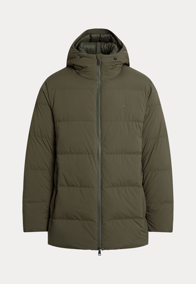 Casaco isolante verde-oliva com fecho de correr frontal, design acolchoado, capuz fixo e bolsos laterais. Textura suave e detalhe minimalista de marca.