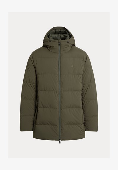 Casaco isolante verde-oliva com fecho de correr frontal, design acolchoado, capuz fixo e bolsos laterais. Textura suave e detalhe minimalista de marca.