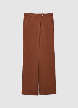 Pantalon marron à jambes larges en tissu lisse, avec un pli avant, des poches latérales, et un bouton doré visible à la taille.