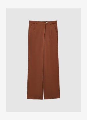 Pantalon marron à jambes larges en tissu lisse, avec un pli avant, des poches latérales, et un bouton doré visible à la taille.