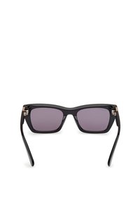 Gafas de sol negras cuadradas con lentes grises. Las monturas texturizadas cuentan con acentos metálicos dorados. Patillas delgadas con un acabado brillante.