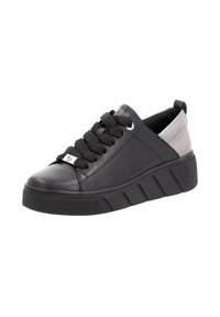 Baskets en cuir noir avec une finition texturée, bout rond, semelle épaisse noire et accents métalliques sur le côté. Présente des lacets et des œillets noirs.