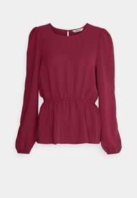 Långärmad burgundy blus med rund halsringning, rynkad elastisk midja och något puffiga axlar, tillverkad av texturerad tyg.