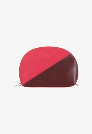 Bolsa de cuero en rosa y burdeos, con un diseño de corte diagonal. Textura suave con cremallera dorada y tirador naranja.