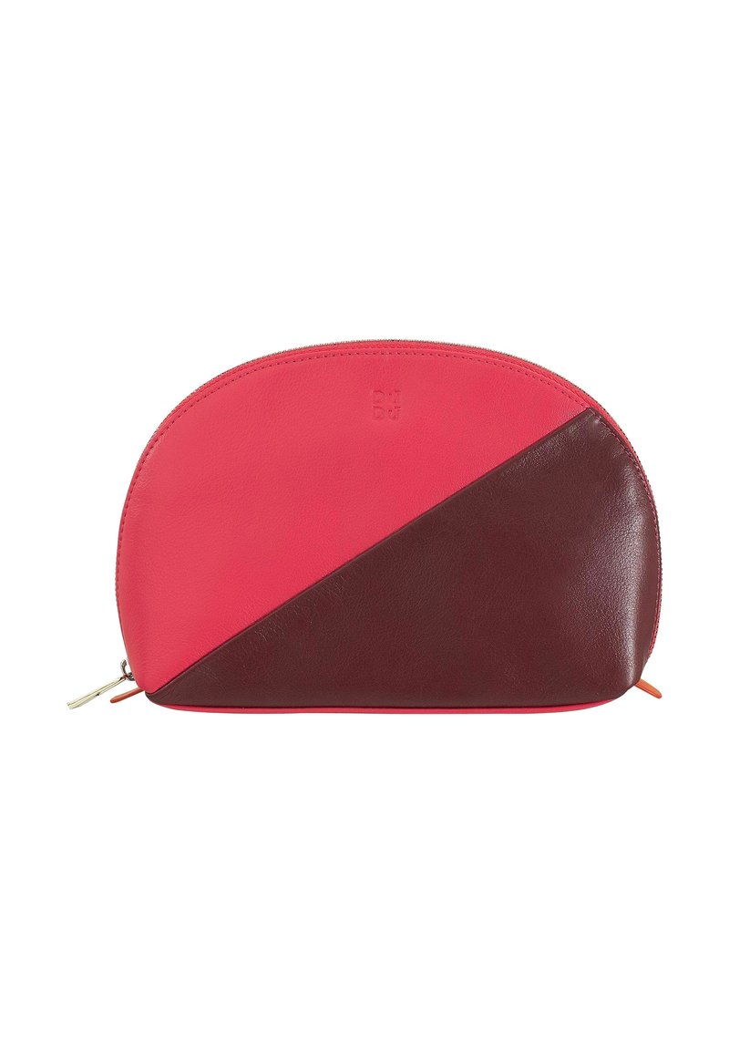 Bolsa de cuero en rosa y burdeos, con un diseño de corte diagonal. Textura suave con cremallera dorada y tirador naranja.