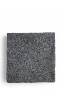 Cuadrado de fieltro gris con una superficie suave y texturizada y bordes redondeados, de color uniforme sin patrones ni acentos visibles.