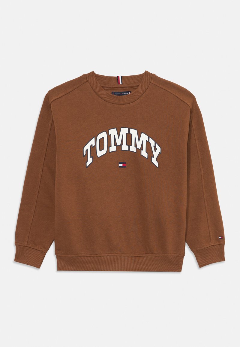 Sweatshirt en coton marron avec "TOMMY" en texte blanc en arc sur le devant, col, manches et poignets côtelés, et un petit logo sur la manche.