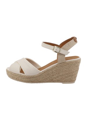 Beige kile-sandaler med åben tå, med et krydsmønster i blødt stof og en tekstureret kilehæl af jutegarn. Justerbar ankrem.