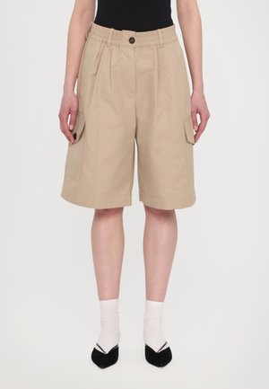 Beige cargo shorts med elastisk talje og knaplukning, der har to sidelommer, tætsiddende pasform og opbådet kant.